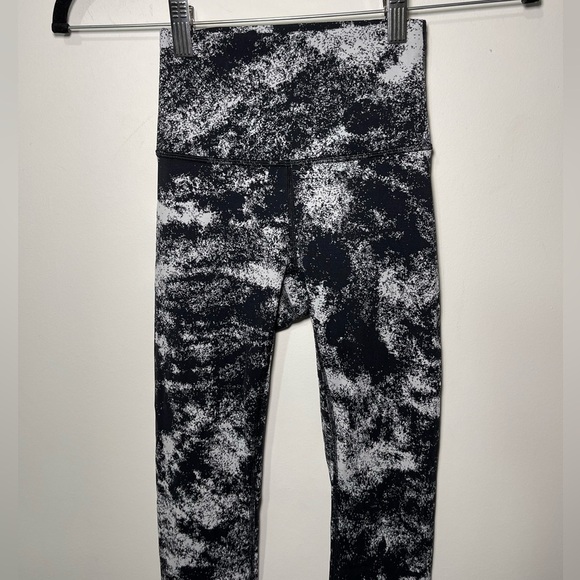 Lululemon Women Wunder Under Hugh Rise Black and white Leggings in 2 - Picture 5 of 11